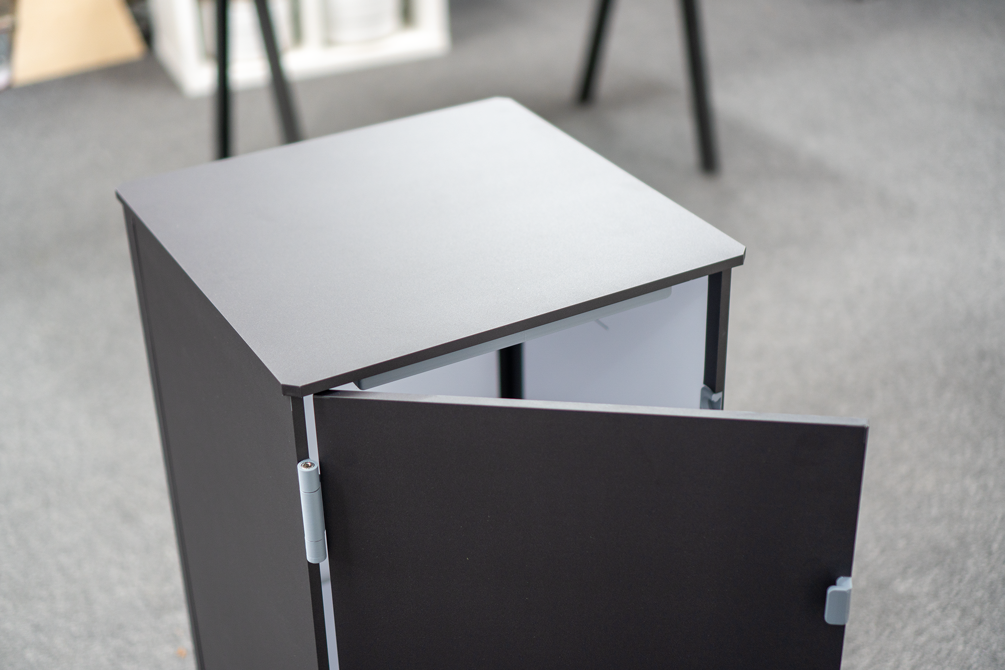 Portable square exhibition plinth